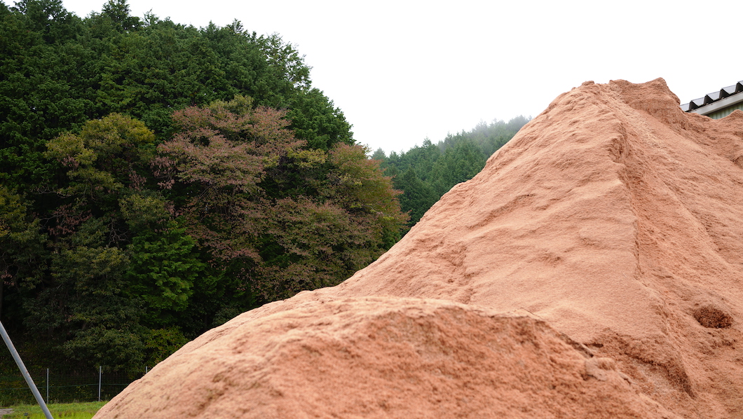 籾殻の山と霧